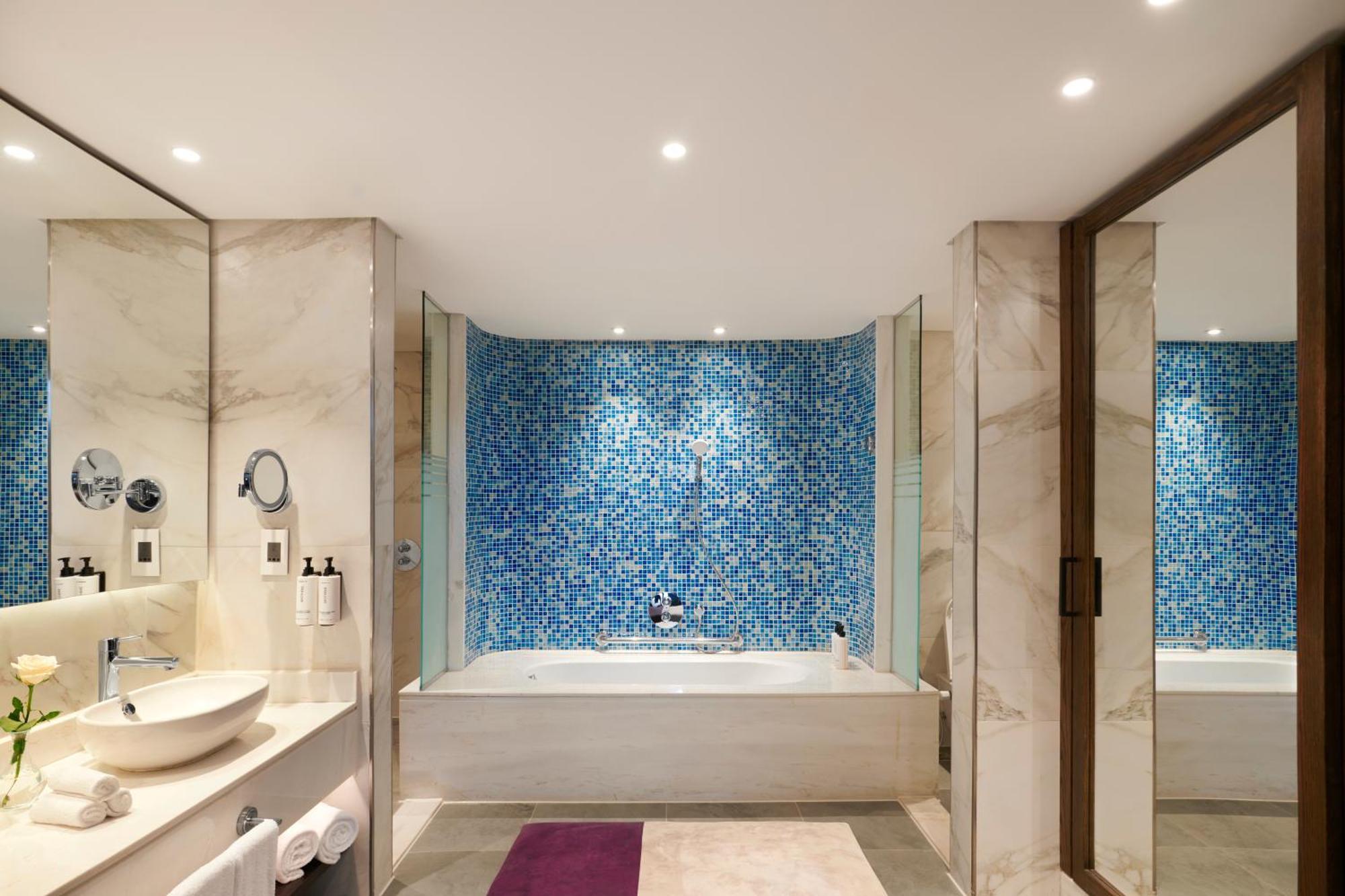 Crowne Plaza - West Cairo Arkan By Ihg 6th of October City Екстериор снимка Bathroom